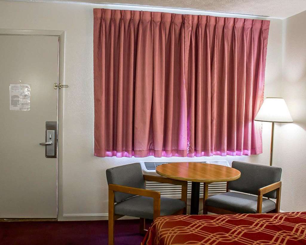 Econo Lodge Worthington Room photo