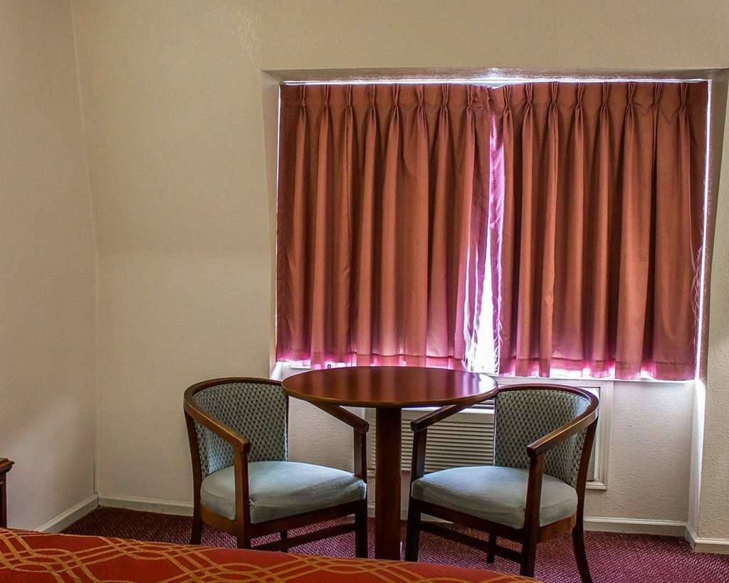 Econo Lodge Worthington Room photo